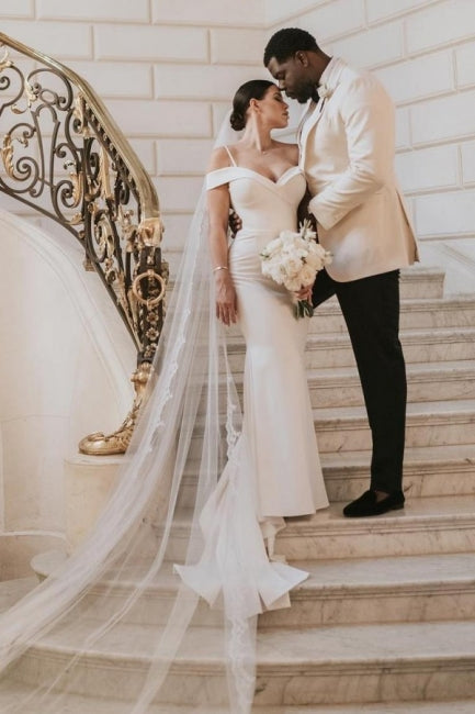Robe de mariée sirène en satin avec fines bretelles spaghetti et manches courtes cape romantiques