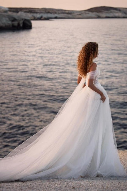 Vestidos de novia románticos de encaje, con tirantes finos y mangas cortas