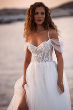 Vestidos de novia románticos de encaje, con tirantes finos y mangas cortas