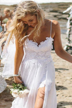 Abito da sposa romantico in chiffon con scollo a cuore e pizzo per la spiaggia