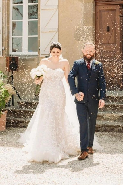 Robe de mariée sirène en tulle sans bretelles, sans manches, avec dentelle, pour un style romantique et tendre