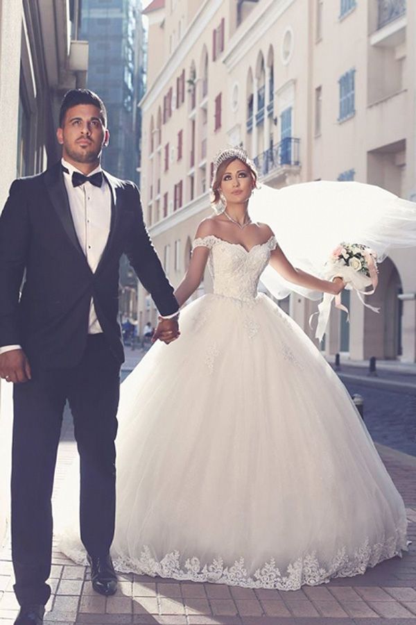 Vestidos de novia románticos blancos largos de corte A con hombros descubiertos y escote corazón con encaje