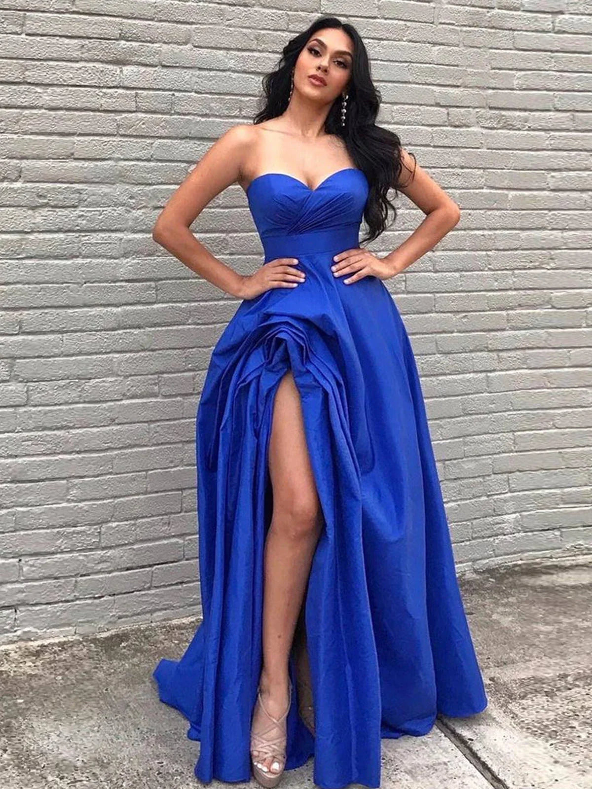 Rosario | Vestidos largos de fiesta de satén con escote corazón y abertura en línea A