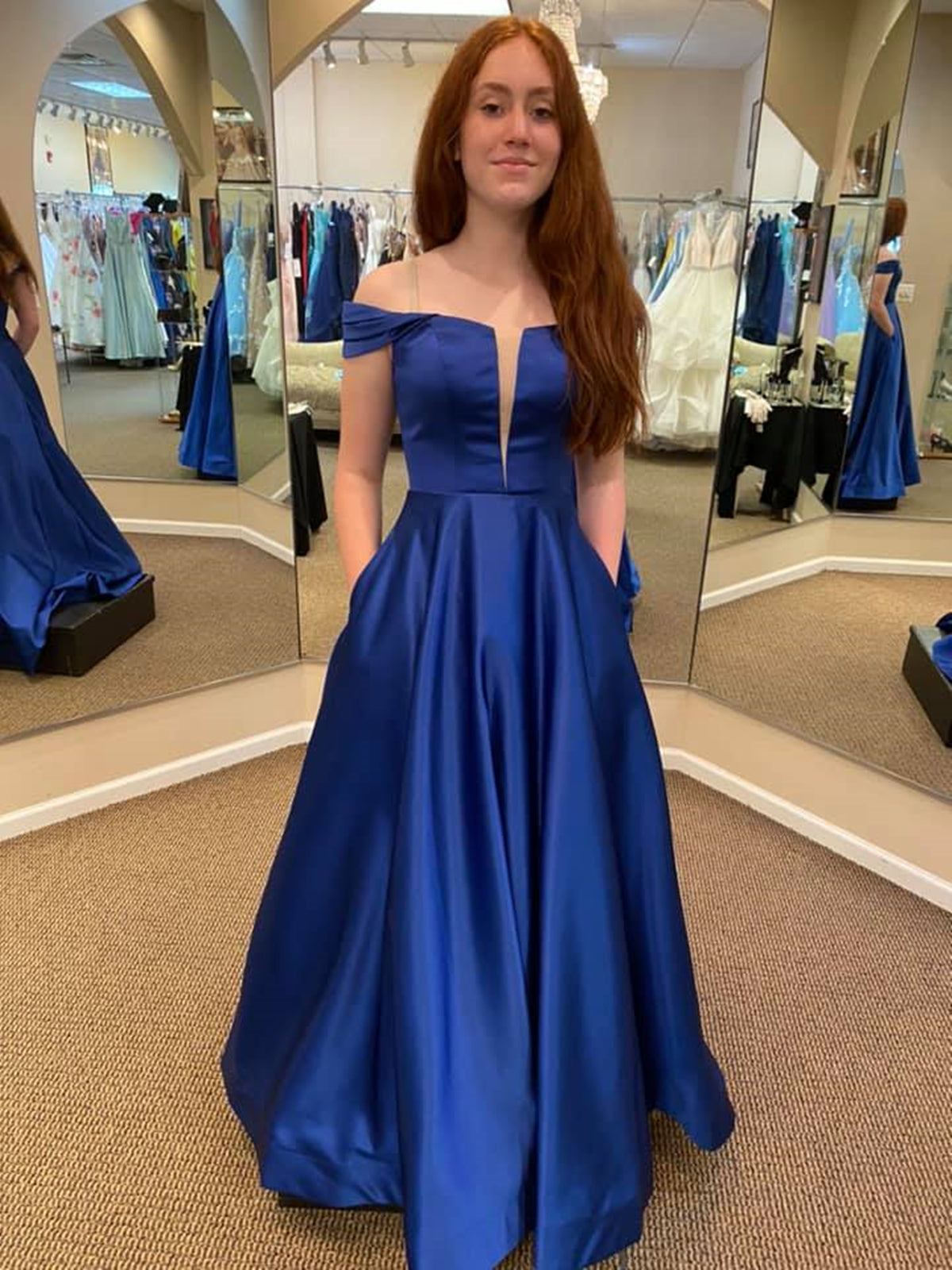 Vestido de baile azul real longo em linha A, ombros descobertos, em cetim, com bolsos