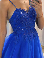 Robe de bal formelle longue bleu royal en tulle et dentelle, coupe princesse avec décolleté cœur