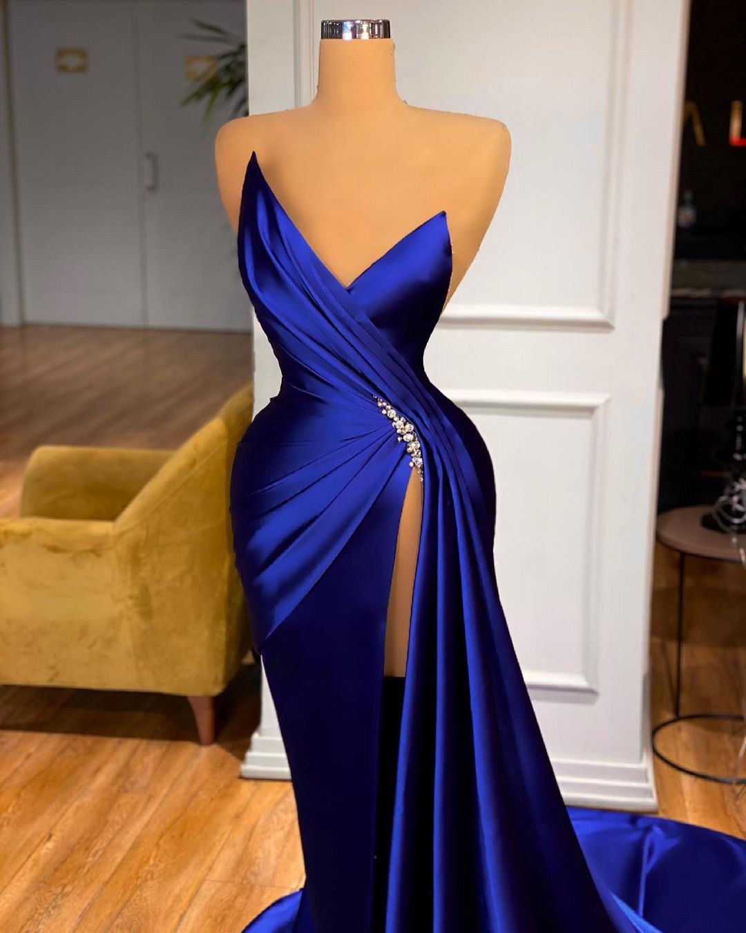 Robe de bal longue sirène bleu royal à col en V avec fente
