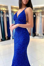 Abito da sera lungo a sirena blu reale con scollo a V, spalline sottili e schiena scoperta, decorato con paillettes