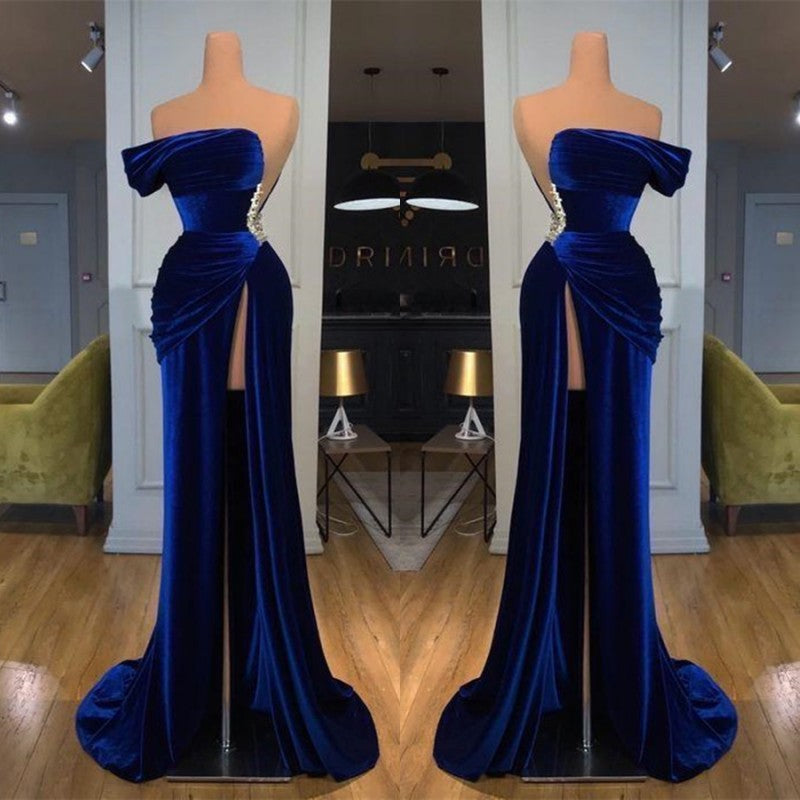 Vestido longo de baile azul real com decote ombro a ombro e racha