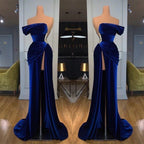 Vestido longo de baile azul real com decote ombro a ombro e racha