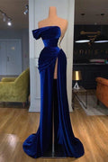 Vestido longo de baile azul real com decote ombro a ombro e racha