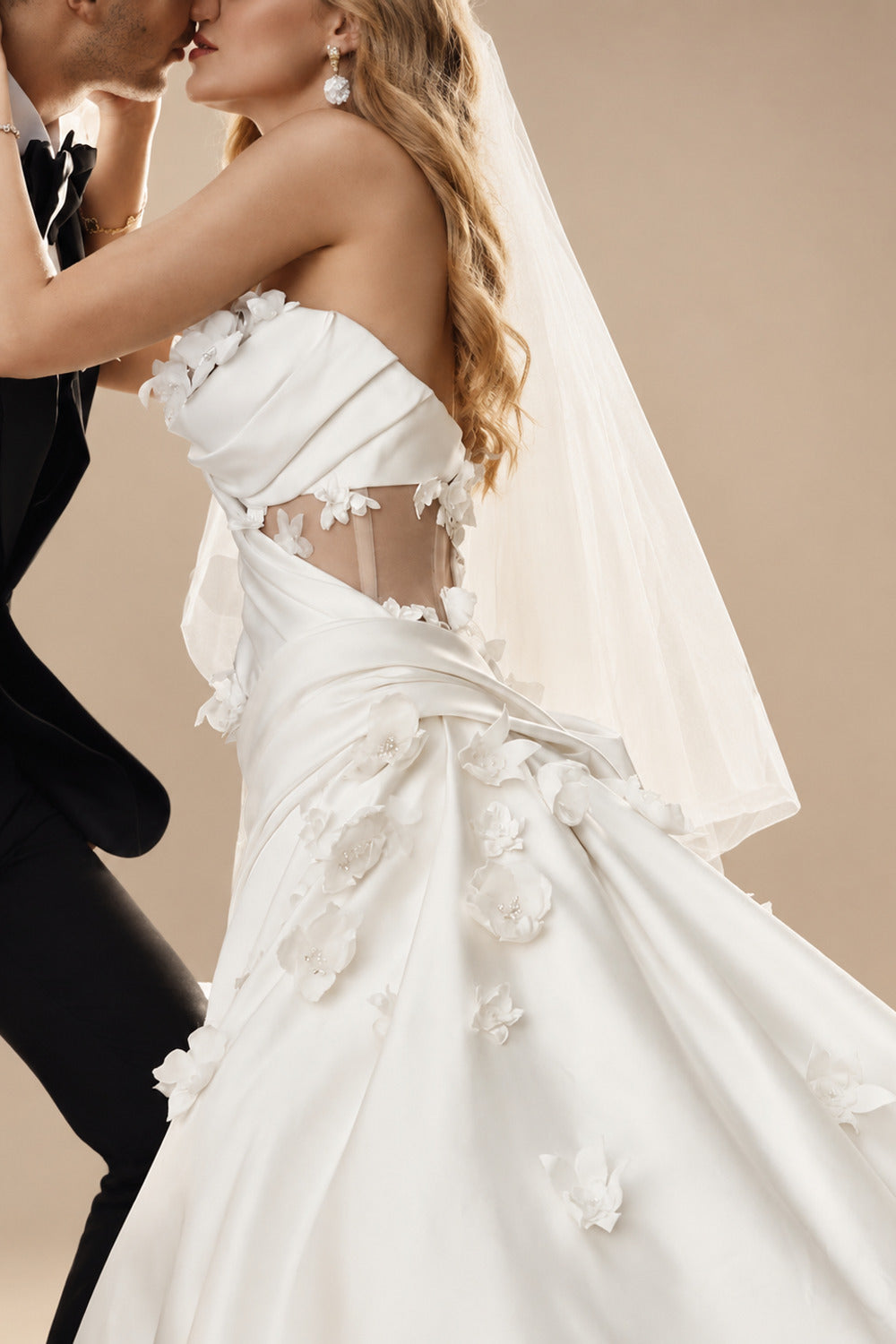Rutipo Ivory Vintage One-Shoulder Flowers Wedding Dresses With Ruffles