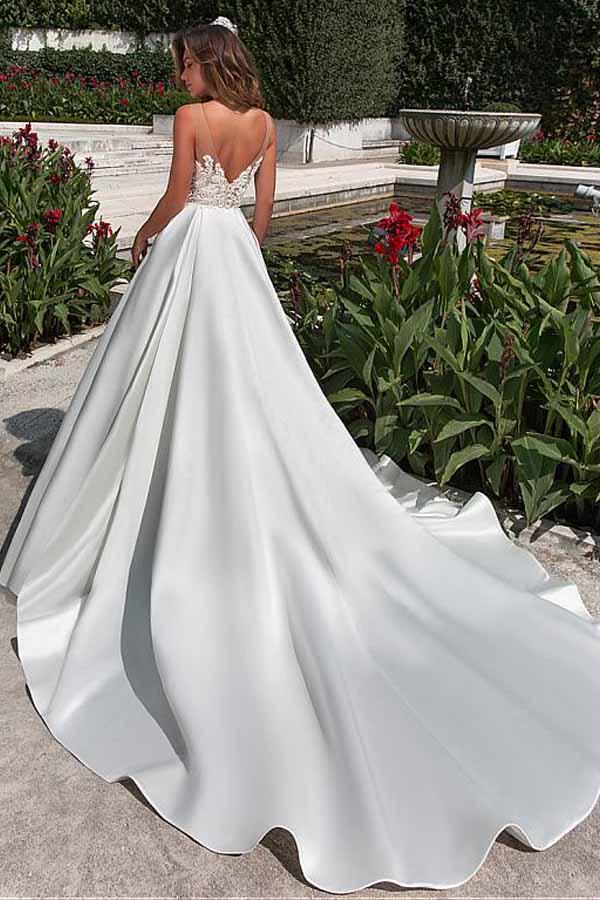 Robe de mariée ligne A en satin avec encolure, poches et appliques en dentelle