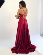Langes dunkelrotes Satin-Ballkleid