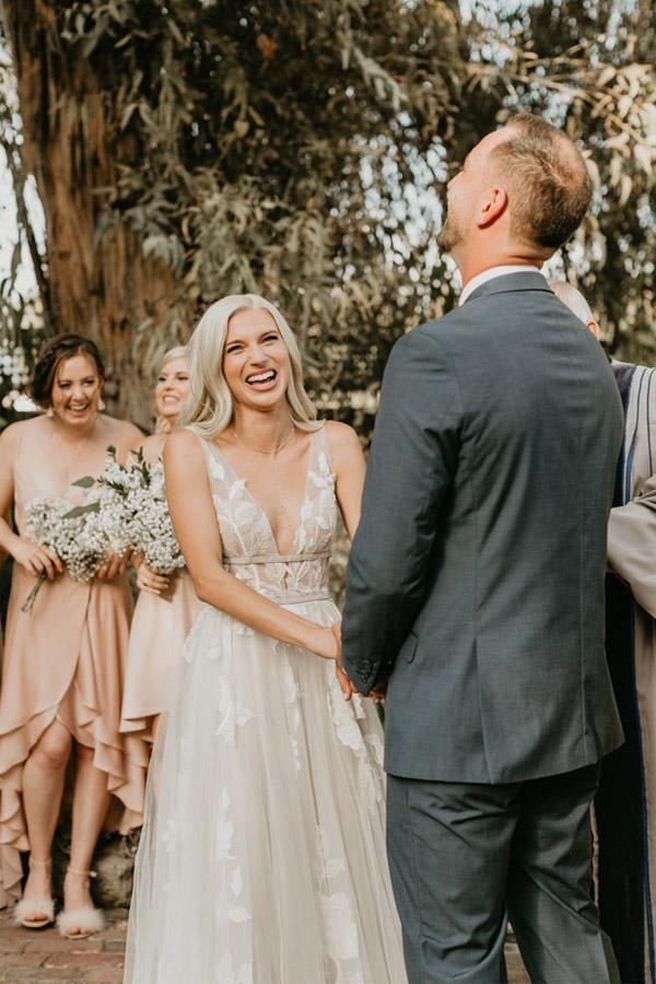 Vestidos de novia de playa con escote en V y espalda en V de tul color marfil con encaje transparente
