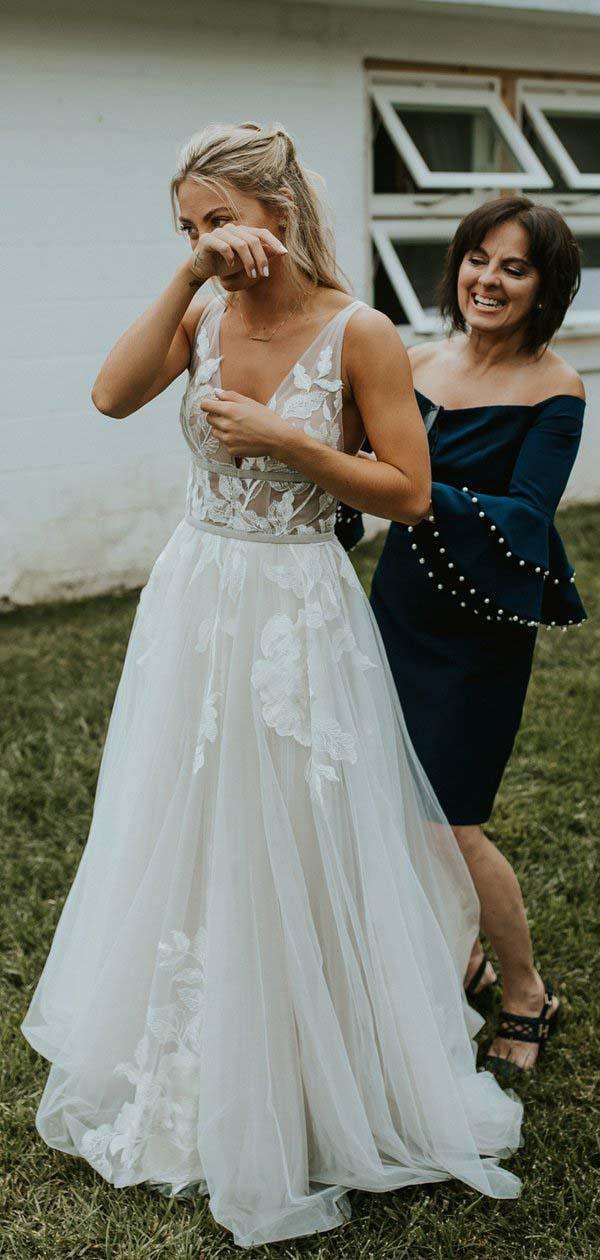 Vestidos de novia de playa con escote en V y espalda en V de tul color marfil con encaje transparente