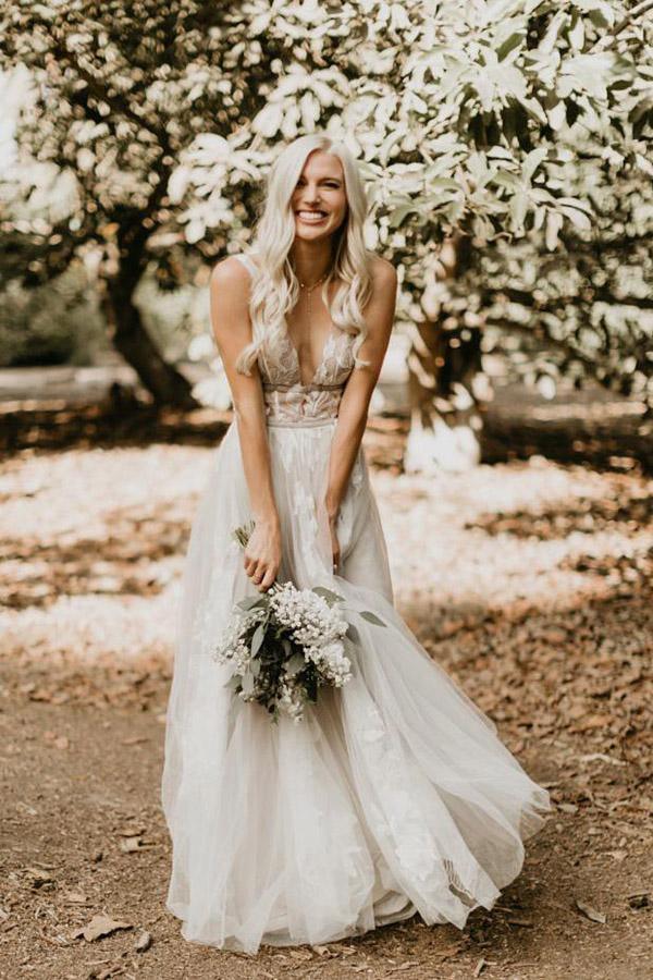 Vestidos de novia de playa con escote en V y espalda en V de tul color marfil con encaje transparente