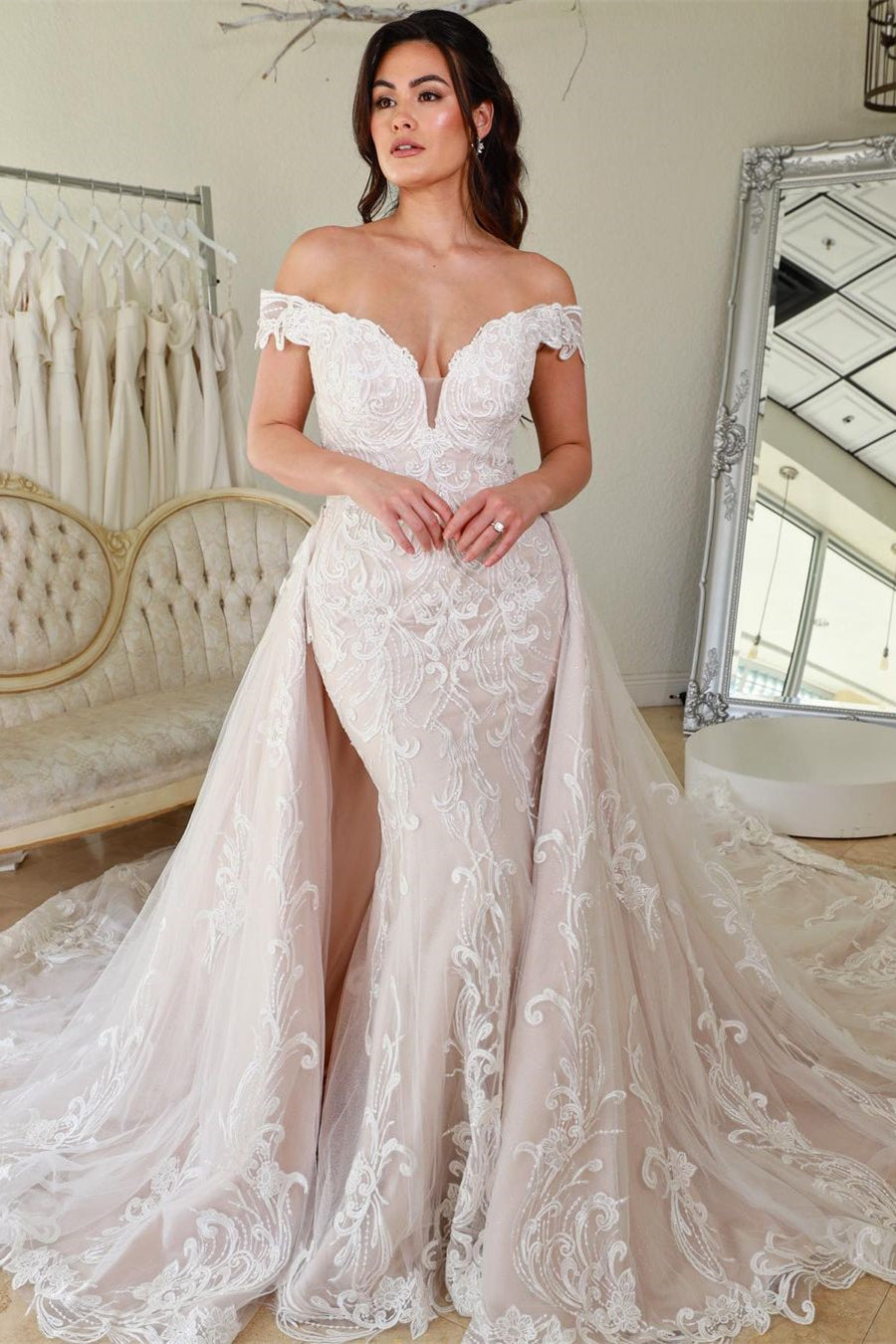 Vestido de Noiva Comprido até ao Chão, Decote em V, Ombros Descobertos, Sereia, em Renda, com Cauda de Corte