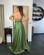 Robe de bal sexy longue en satin, coupe évasée, bretelles fines, fente avant, dos nu avec poches