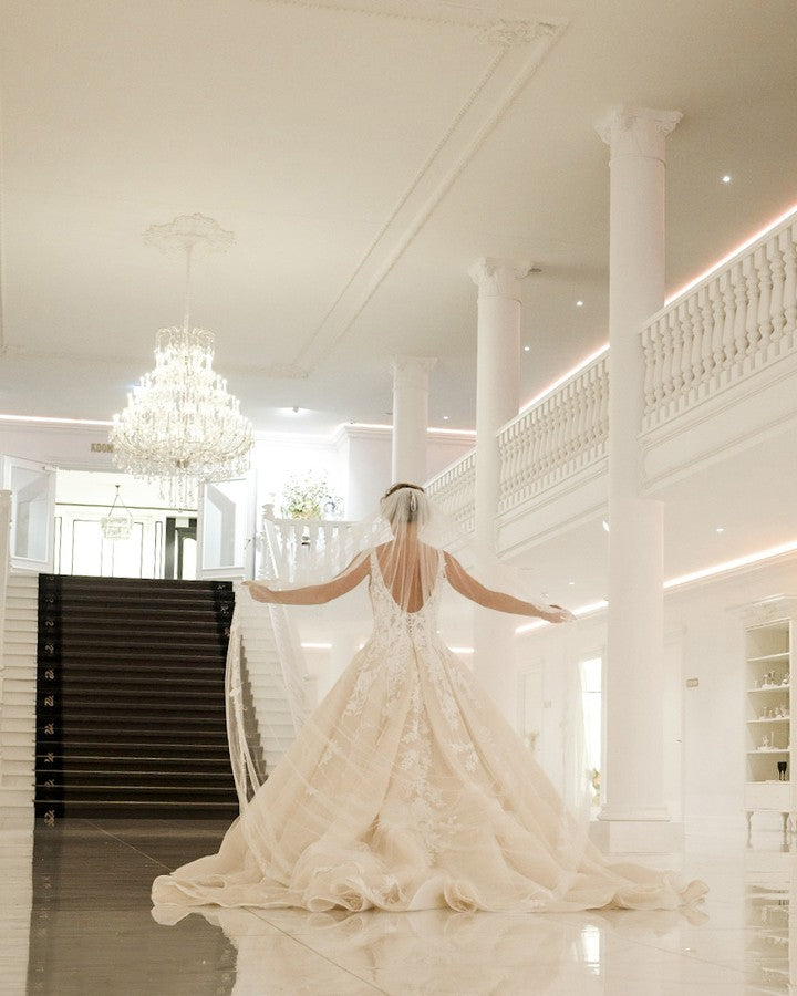 Abito da sposa sexy lungo a linea ad A con scollo a V, spalline sottili, applicazioni in pizzo e schiena scoperta