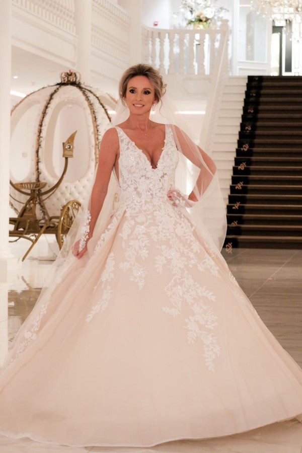 Abito da sposa sexy lungo a linea ad A con scollo a V, spalline sottili, applicazioni in pizzo e schiena scoperta