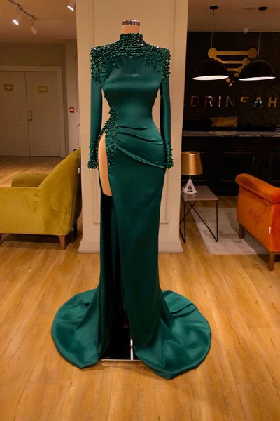 Robe de bal longue sexy vert foncé à col haut, manches longues, ornée de perles, avec fente