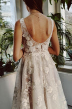 Vestido de Noiva Sexy Longo Marfim com Decote em V, Corte em A, Fenda Frontal e Sem Mangas, com Renda