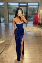 Vestido de fiesta largo azul real con escote en V y abertura, sin mangas, con pedrería