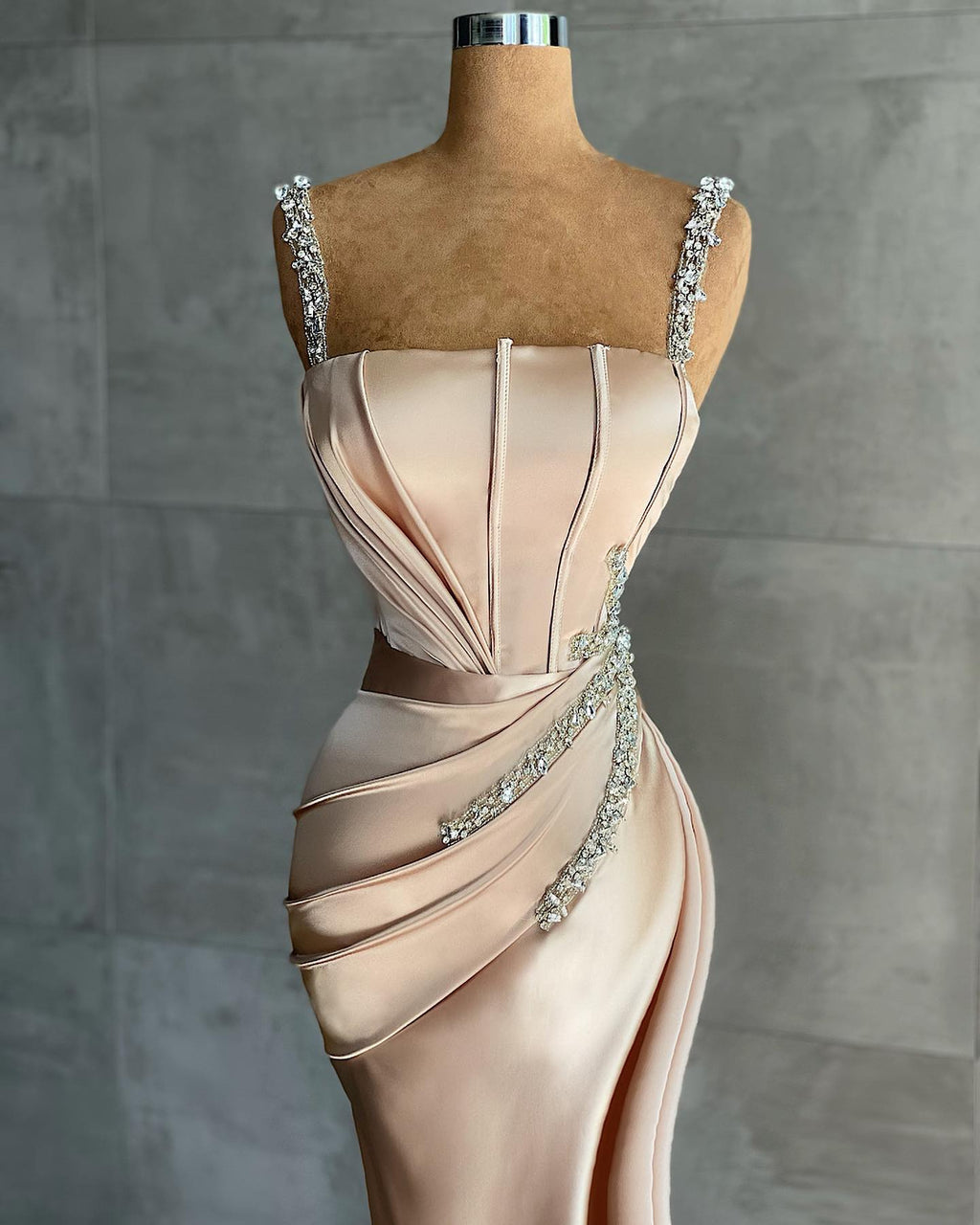 Robe de bal sirène longue en satin de soie avec fente profonde sur le côté