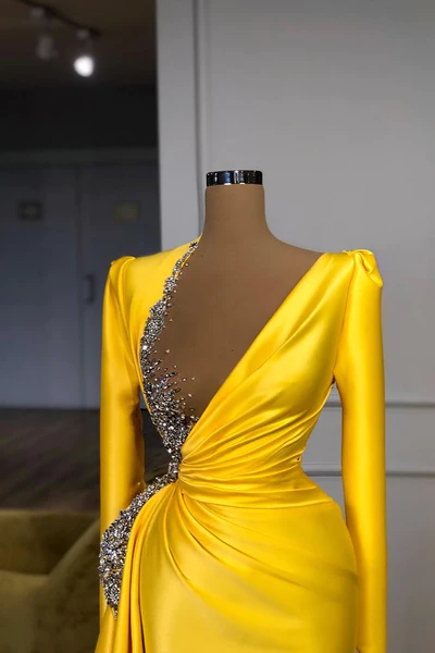 Vestido de Baile Comprido Amarelo Sexy com Decote em V, Lantejoulas e Fenda, com Mangas Compridas