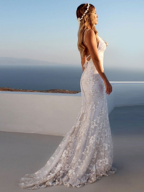 Robe de mariée élégante blanche, décolleté en V, dos nu, en dentelle, jolie sirène sexy