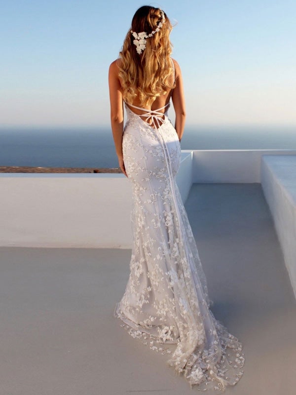 Abiti da sposa eleganti con scollo a V, schiena scoperta e pizzo, bianchi, incantevoli e seducenti come sirene