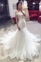 Vestido de Noiva Elegante com Renda Aplicada, Cauda de Capela, Ombros Descobertos, Estilo Sereia e Atraente