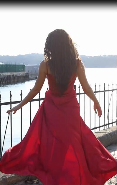 Abito da sera rosso lungo con paillettes, spacco frontale, modello sirena