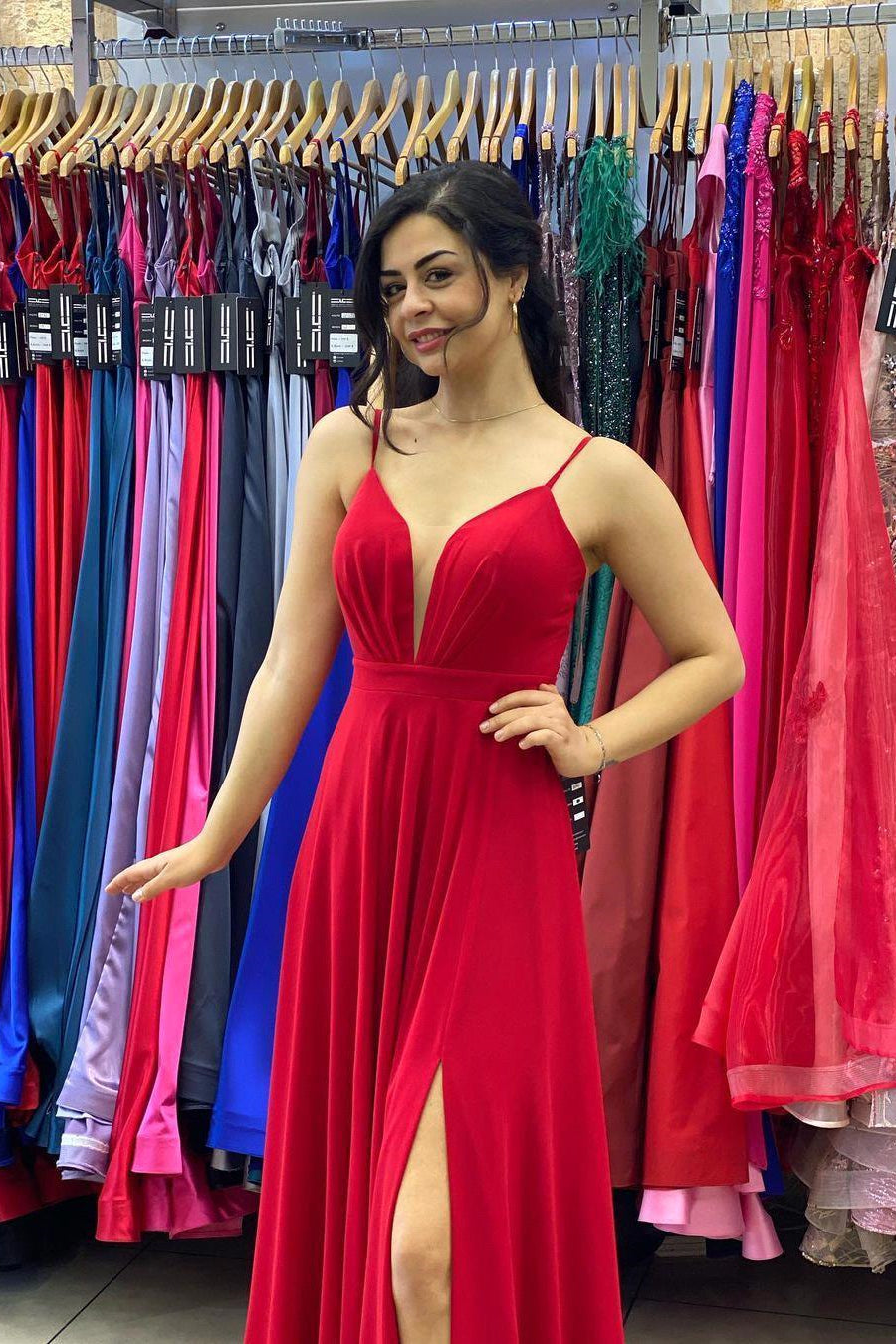 Robe de bal rouge sexy à encolure en V fendue sur le côté avec bretelles fines