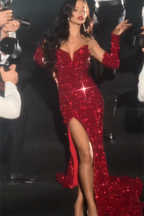 Robe de bal sirène fendue devant, sans manches, à col en V rouge scintillant et séduisant