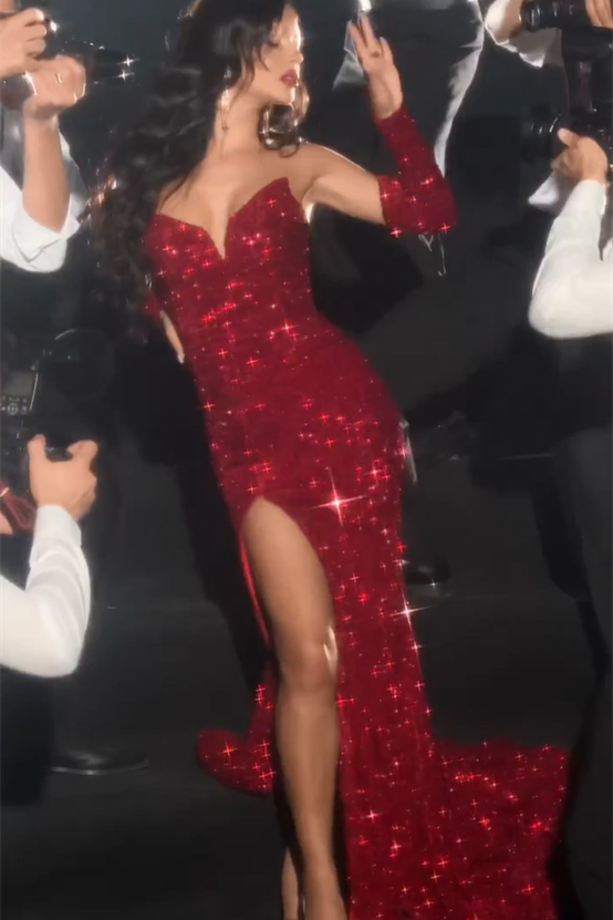 Robe de bal sirène fendue devant, sans manches, à col en V rouge scintillant et séduisant