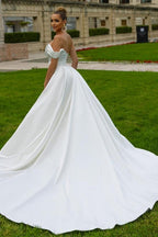 Robe de mariée sexy en satin, ligne A, sans manches, décolletée épaules nues, ornée de paillettes, avec fente