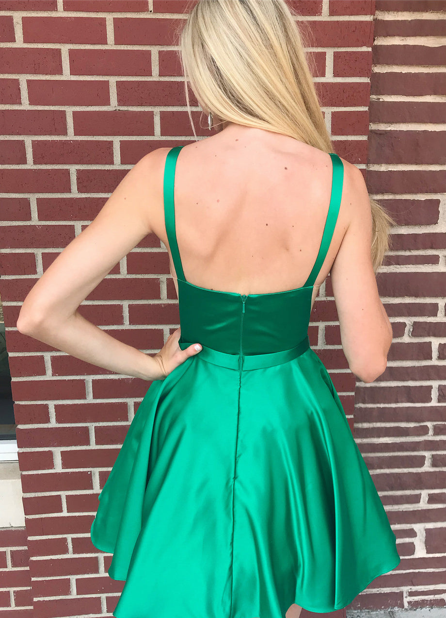 Vestito corto sexy con scollo a V, spalline e schiena scoperta in raso per il ritorno a casa