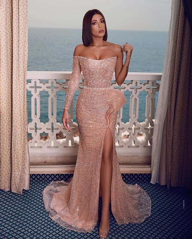 Vestido de fiesta largo estilo sirena con abertura lateral, un hombro y color champán brillante