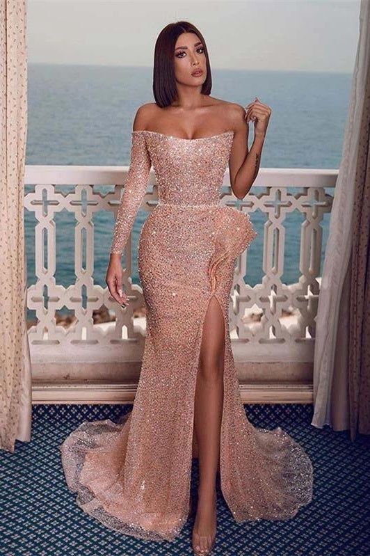 Vestido de fiesta largo estilo sirena con abertura lateral, un hombro y color champán brillante