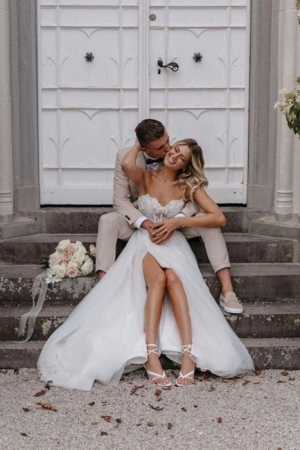 Vestidos de novia sexys de tul con apliques, sin tirantes, sin mangas, hasta el suelo y corte en columna 