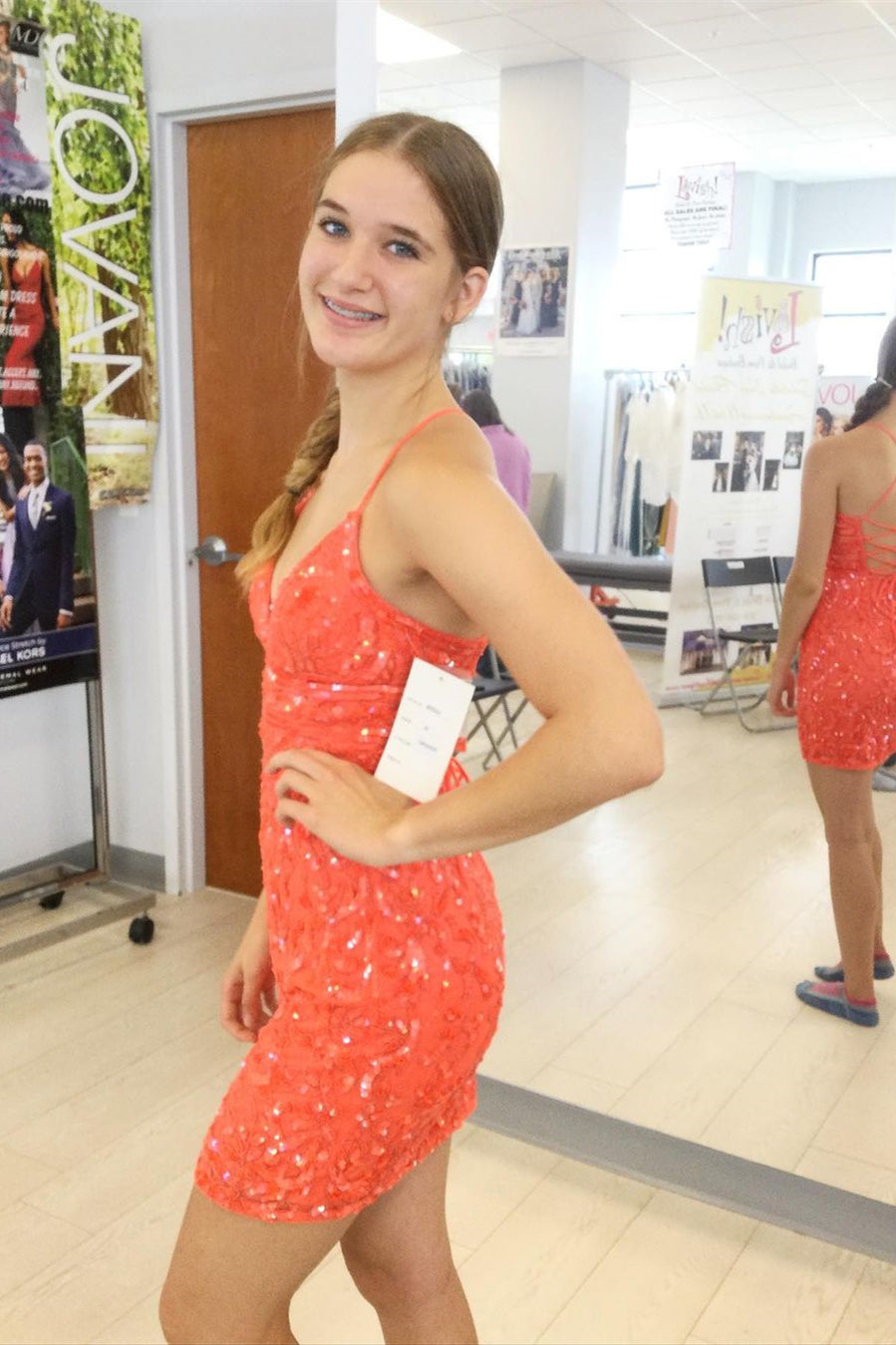 Vestito da festa arancione senza schienale con scollo a V sexy, senza maniche e decorato con paillettes, con pizzo