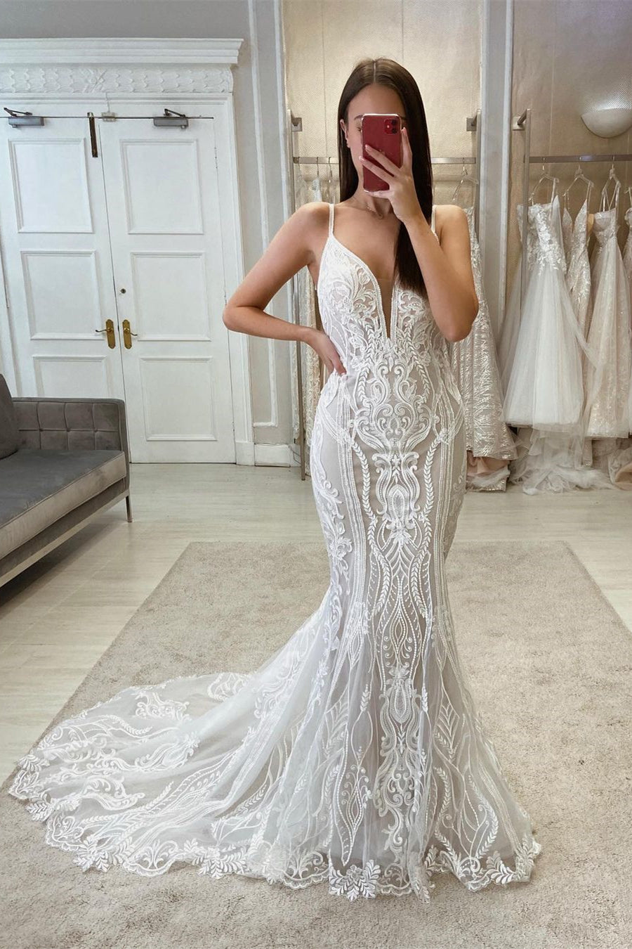 Robe de mariée sans manches en dentelle avec fines bretelles spaghetti et décolleté en V séduisant