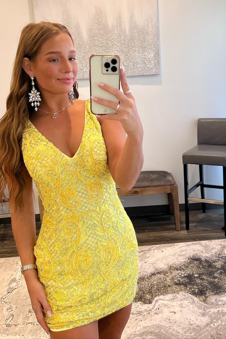 Vestito giallo sexy senza maniche con scollo a V, paillettes e schiena scoperta per il ritorno a casa con pizzo