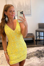 Vestito giallo sexy senza maniche con scollo a V, paillettes e schiena scoperta per il ritorno a casa con pizzo