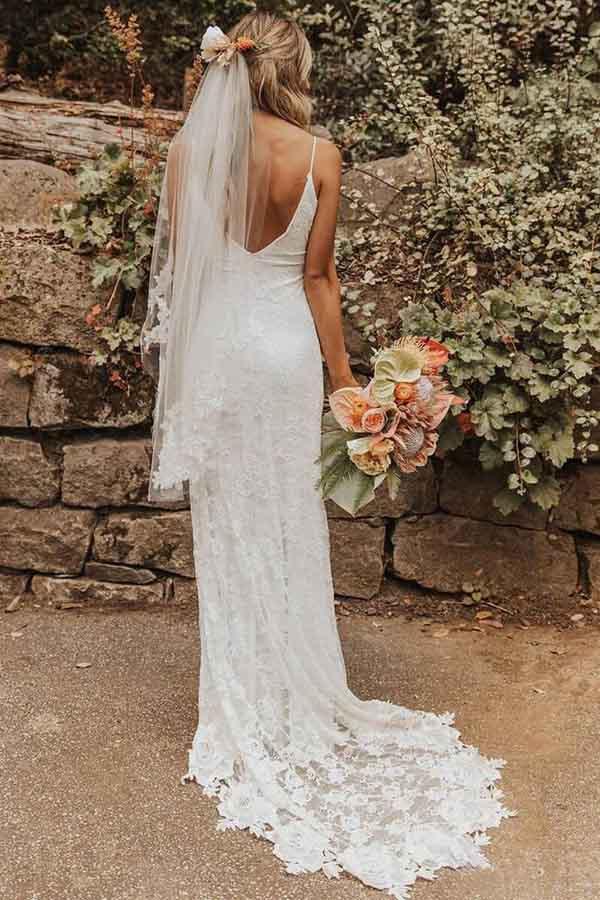 Abito da sposa con gonna a coda, scollatura a barca, schiena scoperta, senza maniche, con spacco e pizzo a fodera