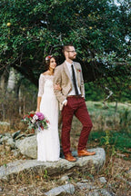 Vestido de novia blanco con cola larga y hombros descubiertos
