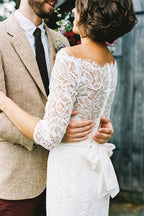 Vestido de novia blanco con cola larga y hombros descubiertos