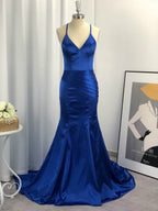 Robe de bal en satin tissé, sans manches, col en V avec gaine froncée élastique