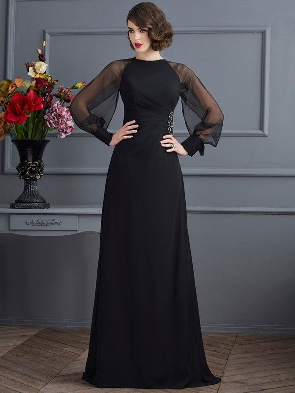 Robe de bal longue en mousseline avec manches longues, perles, coupe fourreau et colonne